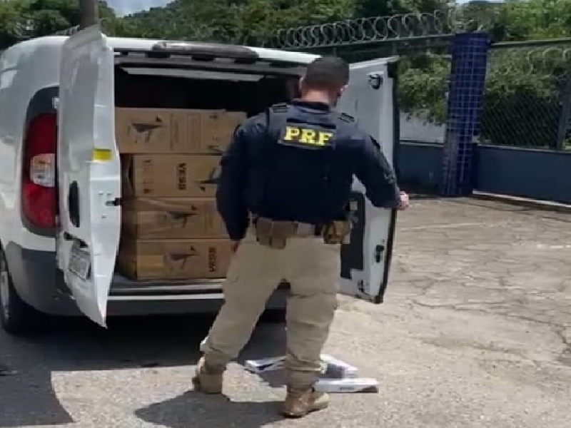 PRF prende homem,apreende carga de cigarros e recupera  veículo