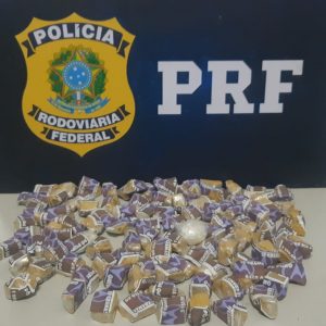 PRF apreende mais de 100 invólucros contendo pasta base cocaína com adolescente em ônibus