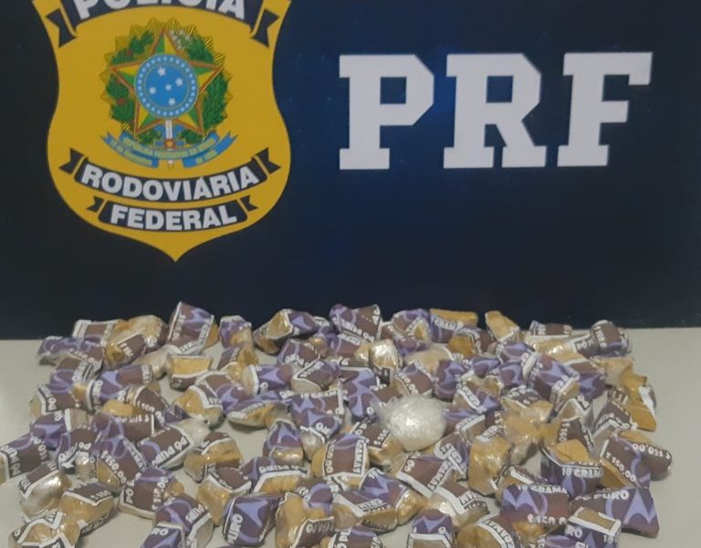 PRF apreende mais de 100 invólucros contendo pasta base cocaína com adolescente em ônibus