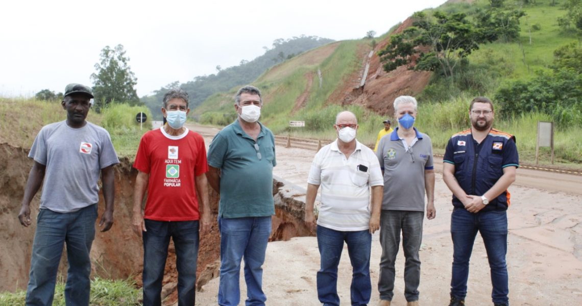 Parceria entre Dnit, Prefeitura e Defesa Civil realizam manutenção na Br-116 em Miradouro devido a Cratera que se abriu