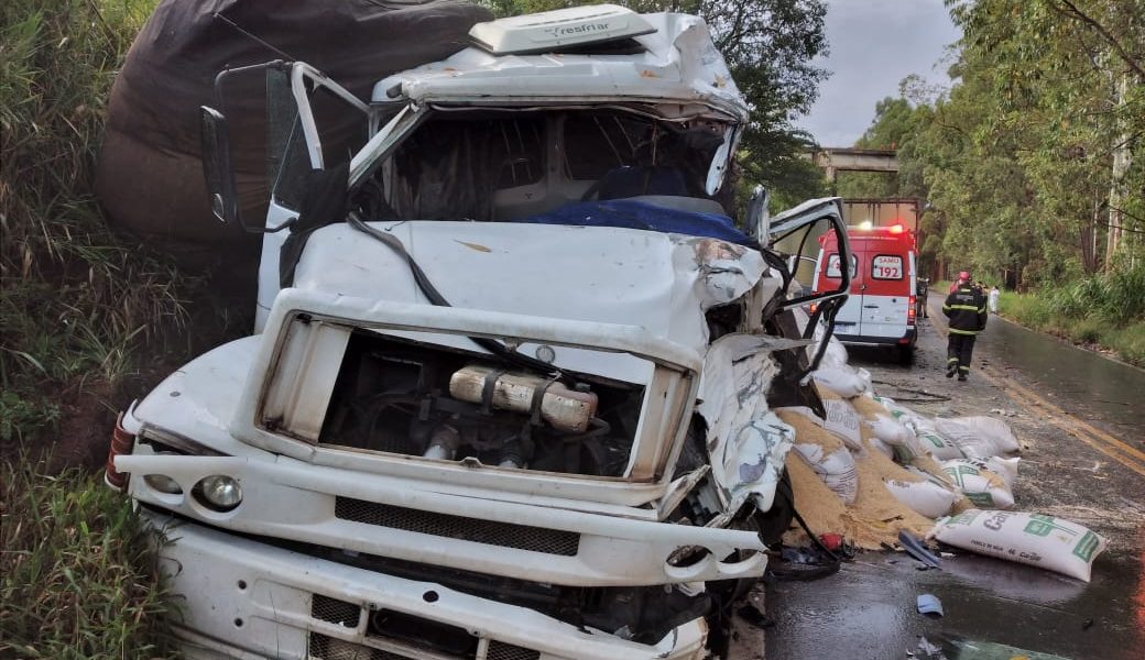 Bombeiros e SAMU atendem acidente entre caminhões com duas vítimas fatais na BR 494