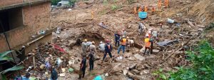 Bombeiros de Minas e cães da corporação ajudam a localizar três vítimas em Petrópolis