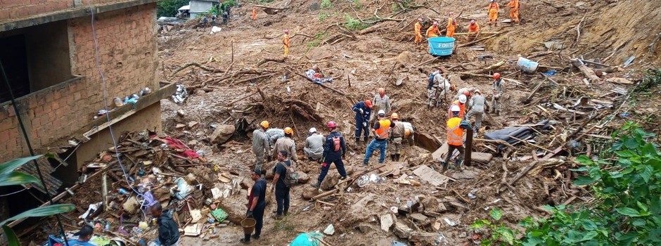 Bombeiros de Minas e cães da corporação ajudam a localizar três vítimas em Petrópolis