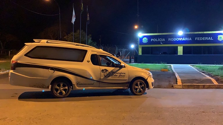 PRF prende motorista de funerária com mandado de prisão em aberto e transportando um corpo em Poços de Caldas (MG)