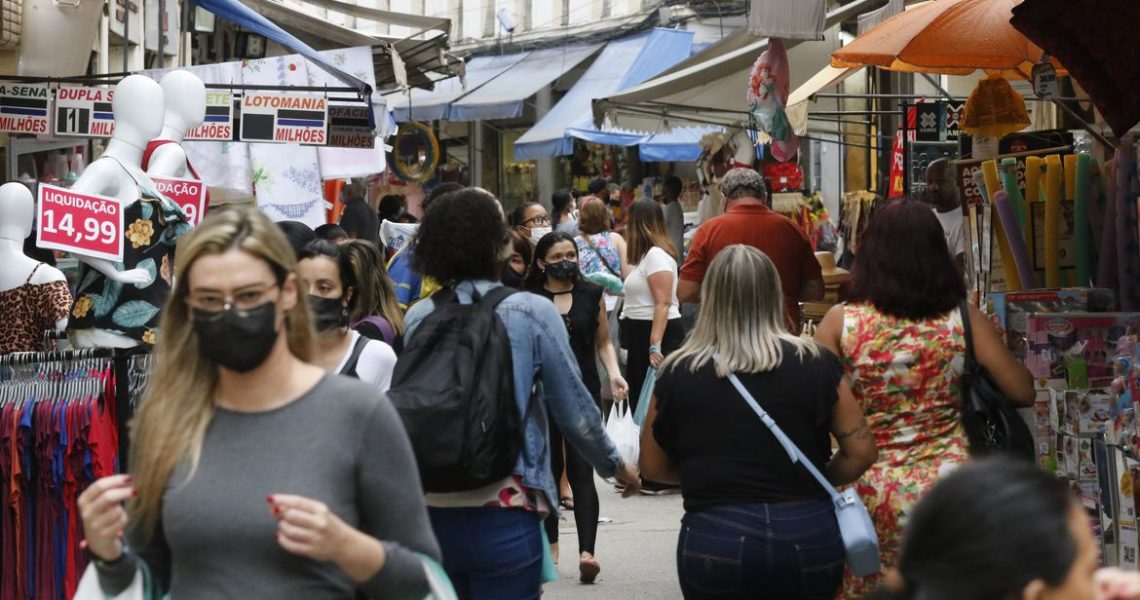 Covid-19: casos sobem para 24,8 milhões e mortes, para 646,4 mil