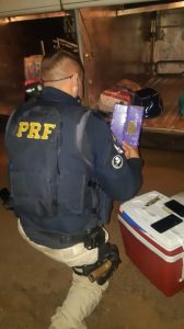 PRF apreende maconha com passageiro de ônibus em Patos de Minas (MG)