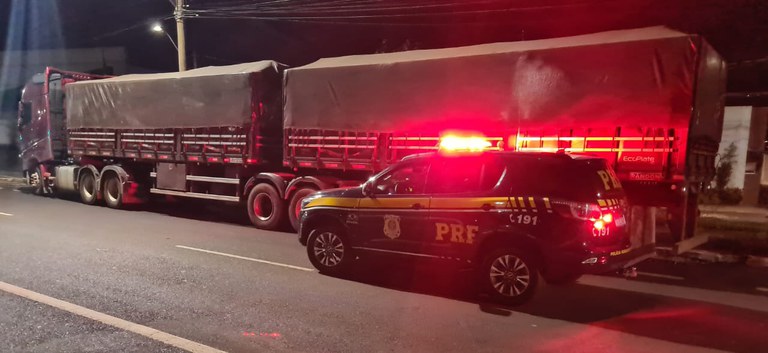 PRF apreende 36 toneladas de granito com documentação falsa e caminhoneiro é detido