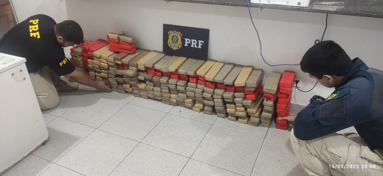 PRF apreende mais de 200 kg de maconha dentro de veículo durante fiscalização em João Monlevade (MG)