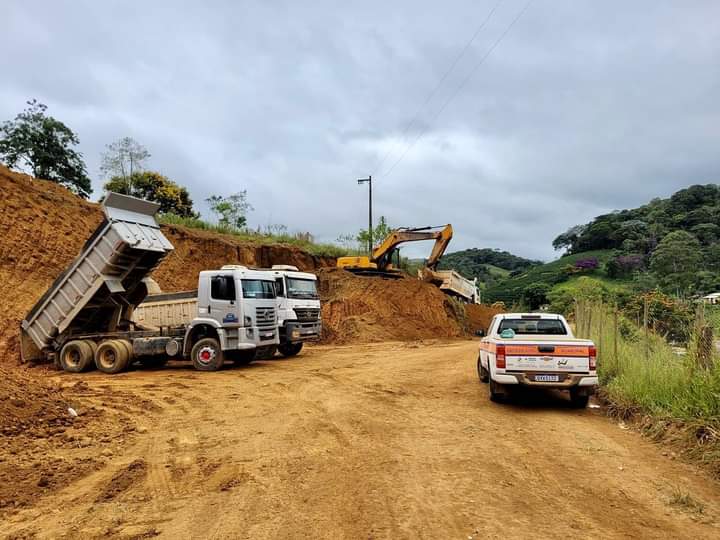 Prefeitura de Miradouro Prossegue o mutirão de trabalho com maquinário especializado para manutenção e reestruturação das estradas