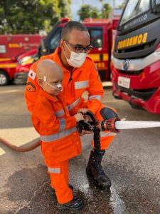 Menino com leucemia ganha “dia de bombeiro” em Belo Horizonte