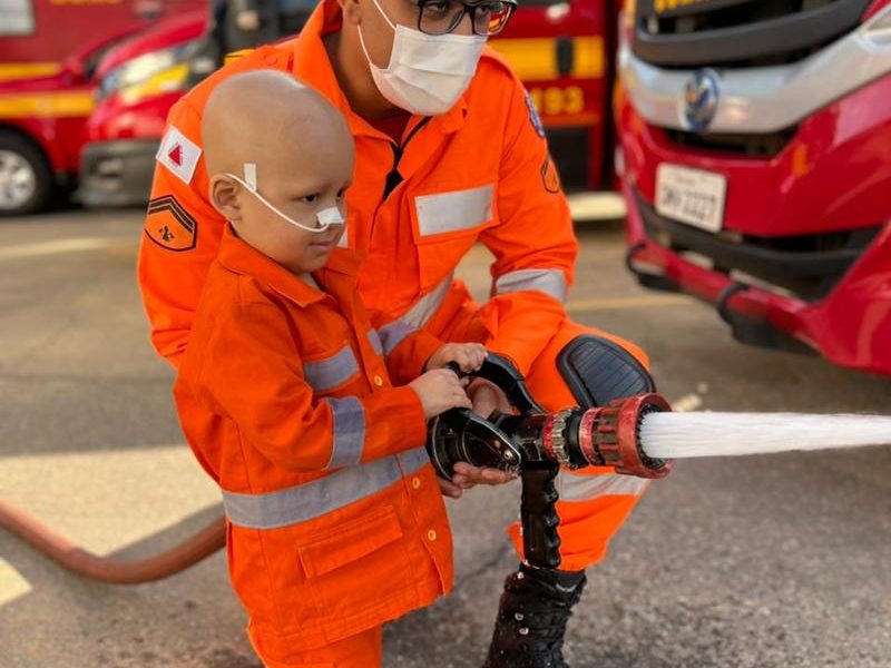 Menino com leucemia ganha “dia de bombeiro” em Belo Horizonte