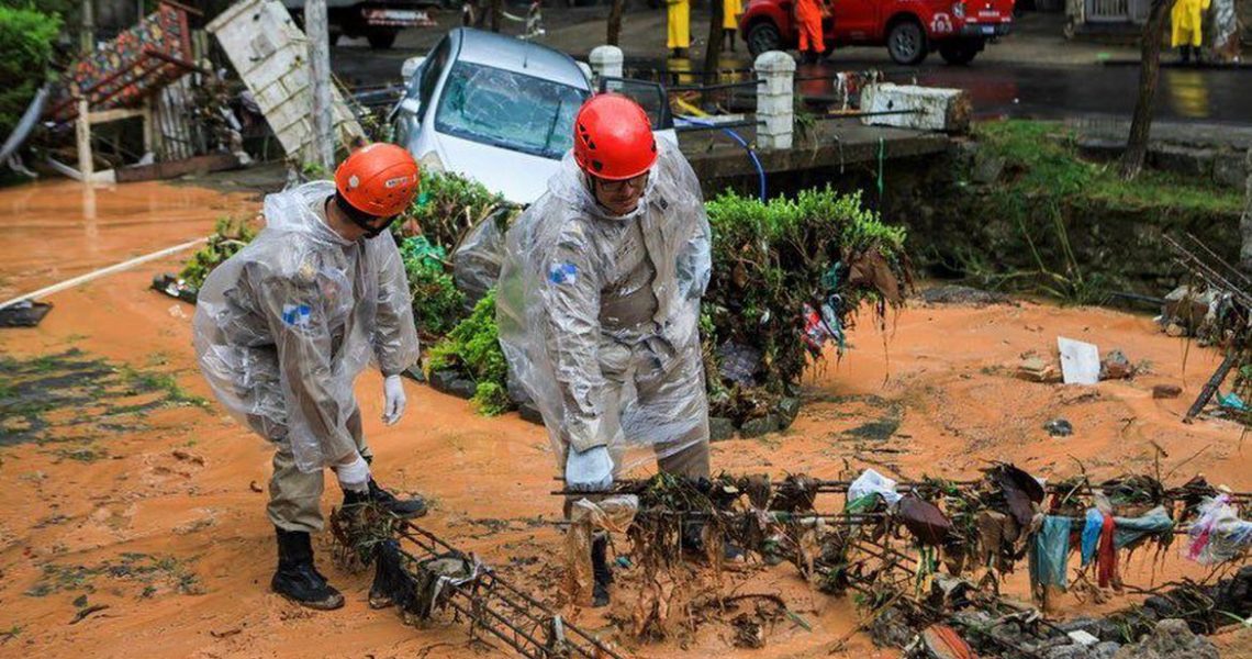 Equipes buscam quatro desaparecidos em Petrópolis
