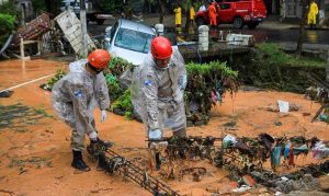 Equipes buscam quatro desaparecidos em Petrópolis
