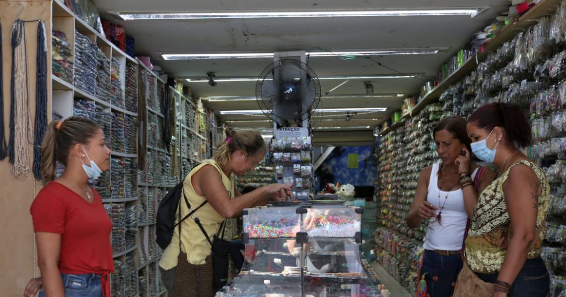 Máscaras deveriam ser mantidas em ambientes fechados, diz especialista