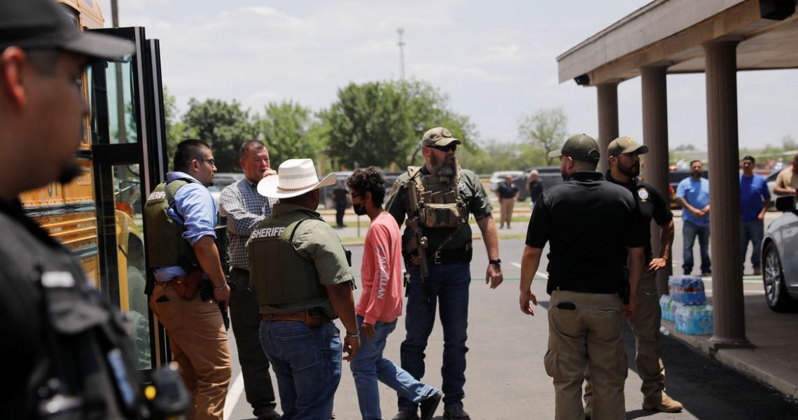 Atirador mata 14 estudantes e uma professora em escola no Texas