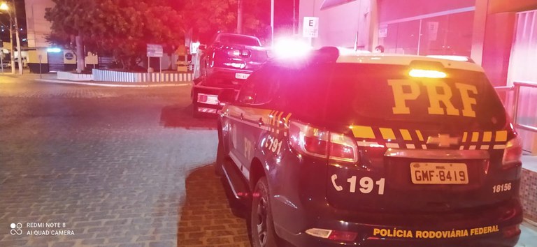 Em Itaobim (MG), homem aciona a PRF por ter o veículo furtado e acaba preso por não pagar pensão alimentícia