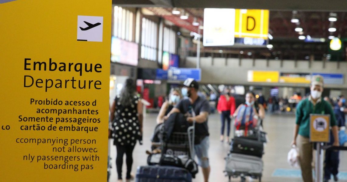 Serviço de bordo em voos nacionais começa a ser retomado neste domingo