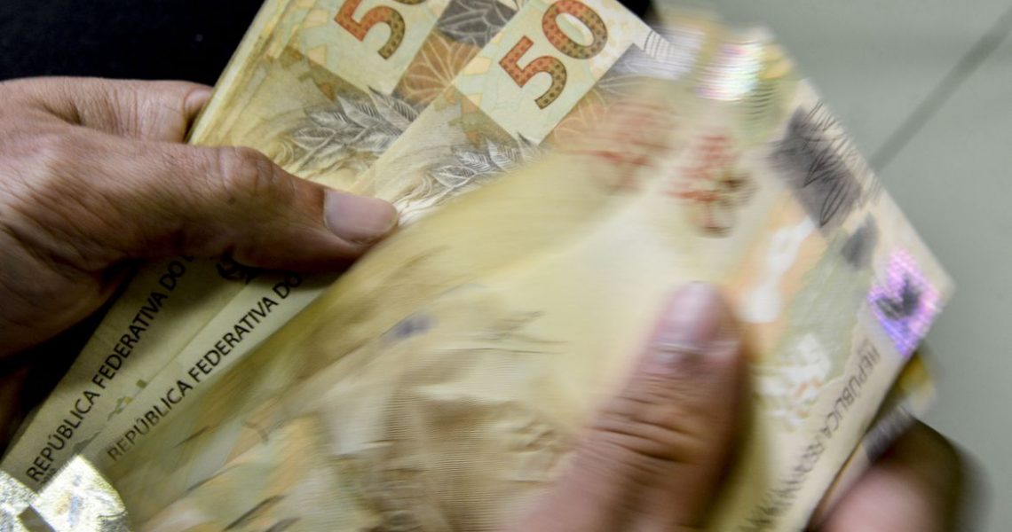 Segurados com NIS finais 3 e 8 recebem primeira parcela do 13º