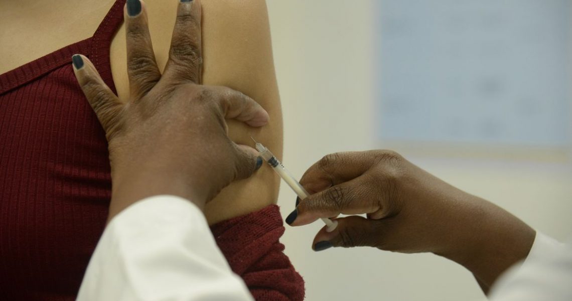 Covid-19: Brasil tem 21,6 mil novos casos e 137 óbitos