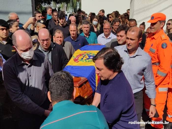 Corpo do prefeito José Braz sai em cortejo pelas ruas de Muriaé e será sepultado às 11 horas no cemitério Municipal