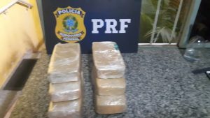 PRF flagra passageira de ônibus transportando Pasta Base de Cocaína em Muriaé (MG)