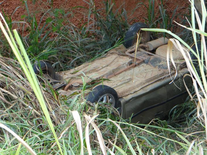 Carro sai da pista e cai em ribanceira na rodovia BR-116, no Bela Vista