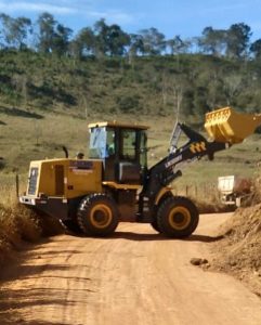 Secretaria de obra de Miradouro realiza limpeza ne estrada da Serrania