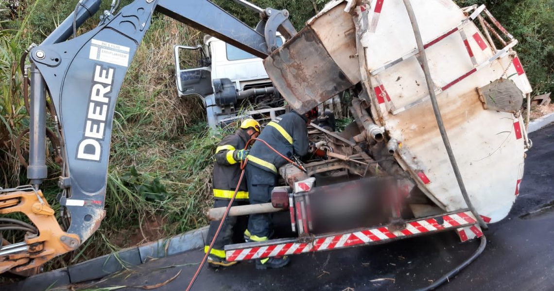 Bombeiros atendem ocorrência de capotamento de caminhão pipa.