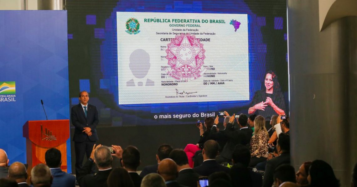 Governo entrega primeiras carteiras de identidade nacional