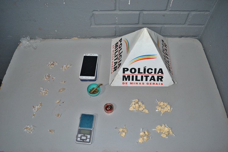 Mulher é presa com drogas na Rua Simeão Feres