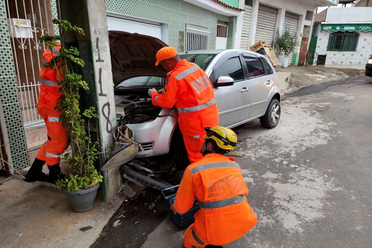 Motorista perde controle da direção, atinge moto e a arrasta por 50 metros no bairro São Cristóvão