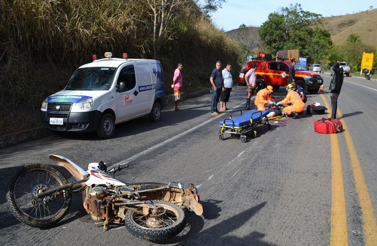 Motociclista fica ferido após colisão lateral contra carreta, na BR-116, próximo ao Posto F2