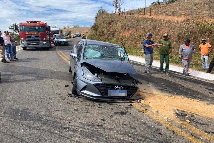 Acidente grave próximo ao distrito de Vermelho deixa motorista ferida