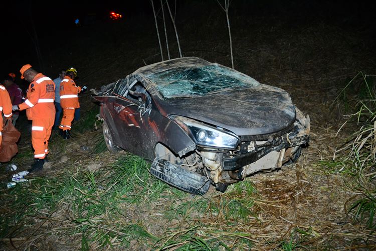 Motorista perde controle e capota na BR-356 próximo a entrada da Pedreira São Geraldo