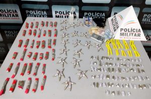 Divino: PM prende cinco pessoas e apreende maconha e cocaína
