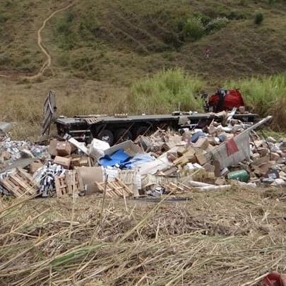 Caminhoneiro morre em acidente na BR-116 entre Muriaé e Miradouro.