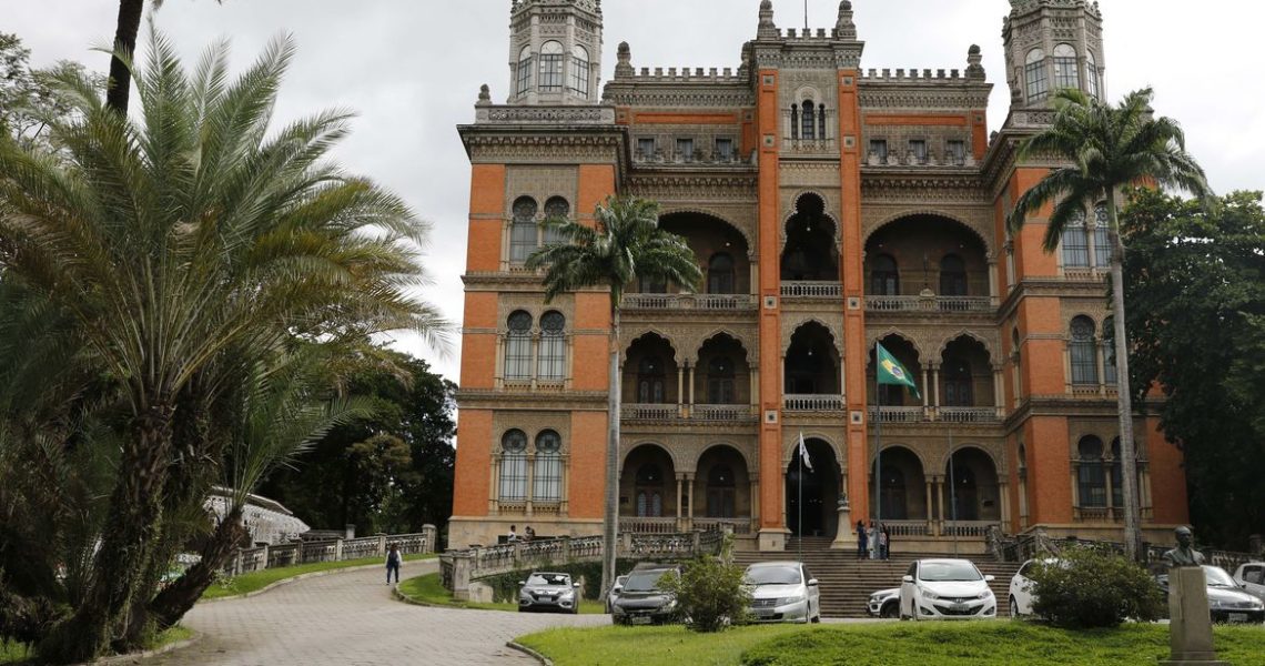 Bio-Manguinhos vai fornecer remédio usado por 60 mil pacientes do SUS