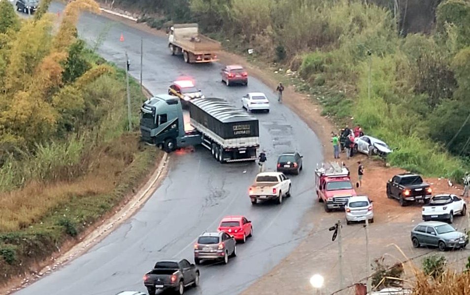 Acidente com duas pessoas gravemente feridas na BR-262, em Manhuaçu
