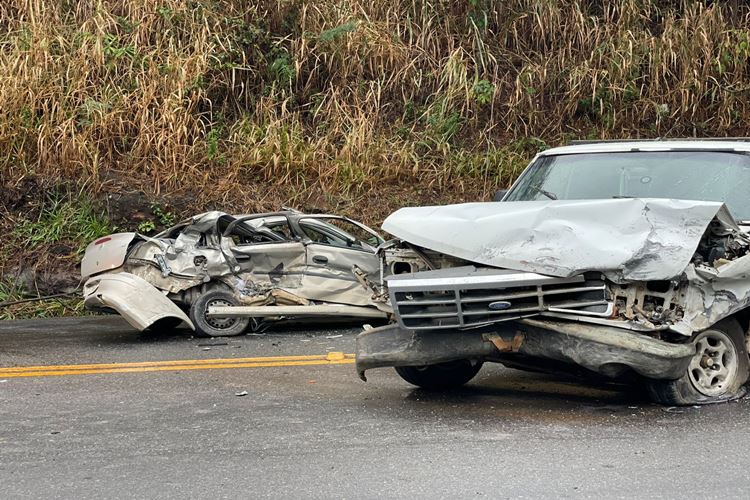 Acidente na BR 116 na serra do belvedere deixa uma pessoa morta e outra ferida