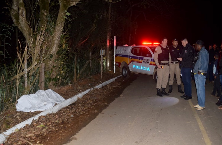 Primos assaltam posto, matam cliente e são mortos após atirar contra a PM