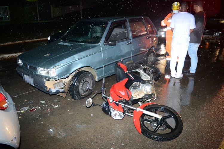 Acidente entre três veículos e uma motocicleta próximo ao trevo da Chevrolet deixa duas pessoas feridas