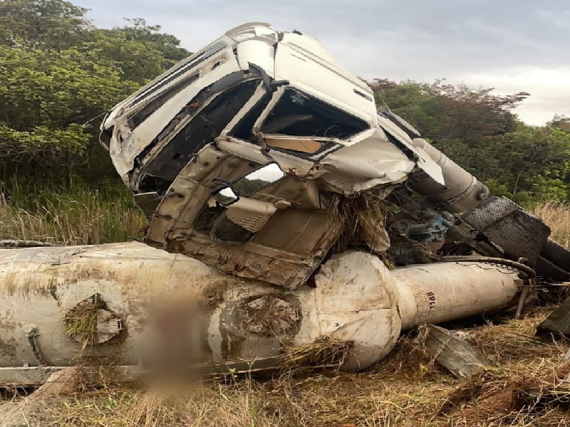Bombeiros atendem ocorrência de capotamento de carreta com vítima presa às ferragens na BR 265