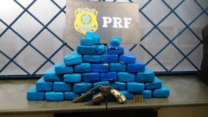 Passageiro de ônibus é detido com 25 kg de Maconha durante fiscalização na BR 365 em Patos de Minas(MG)