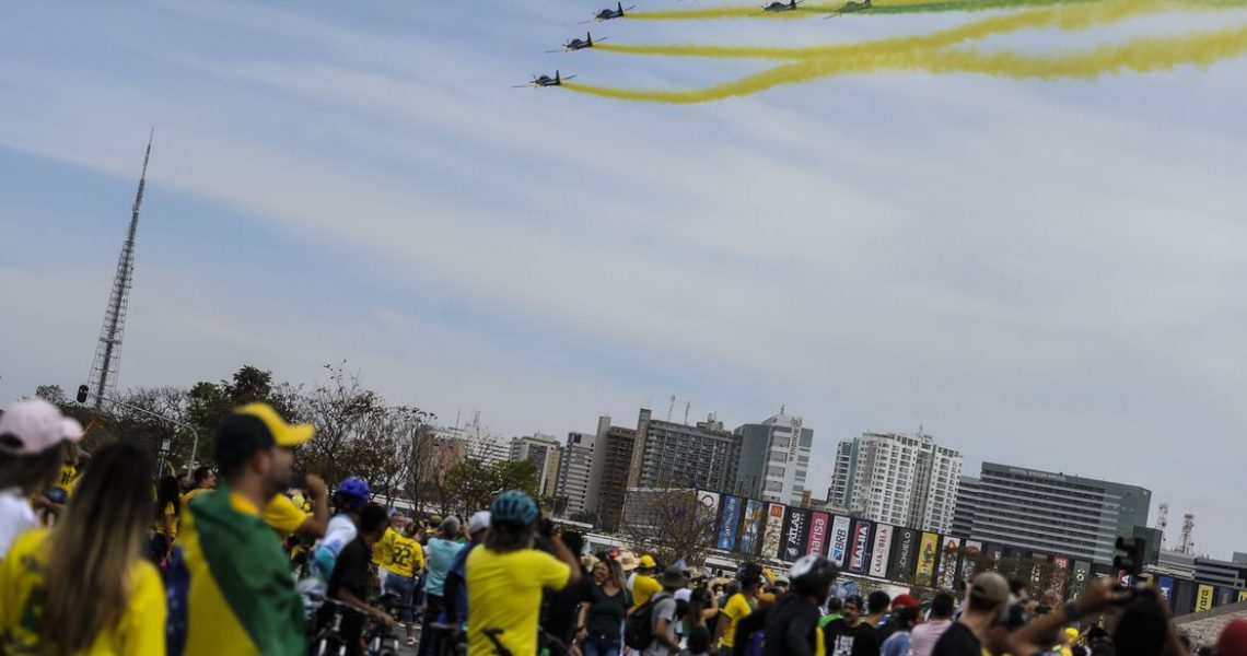 Desfile em comemoração ao Bicentenário reúne multidão na Esplanada