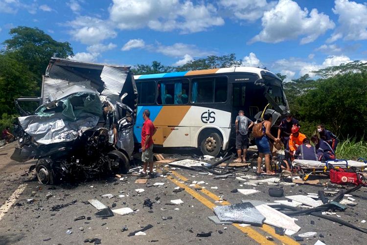 Grave acidente entre três veículos na BR-356 próximo a Pedreira deixa uma pessoa morta e vários feridos