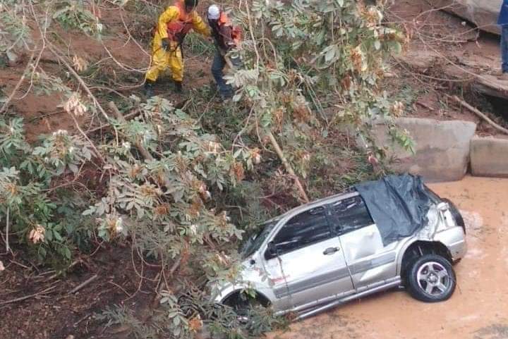 Carro cai de ponte durante tempestade e deixa cinco pessoas mortas em MG