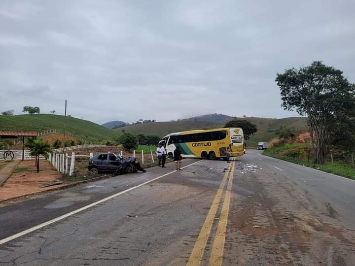 Motorista de carro morre após invadir a contramão e bater em ônibus na BR-116