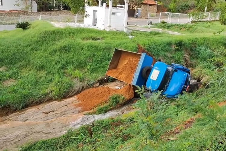 Caminhão perde os freios e cai dentro de ribeirão no bairro João XXIII
