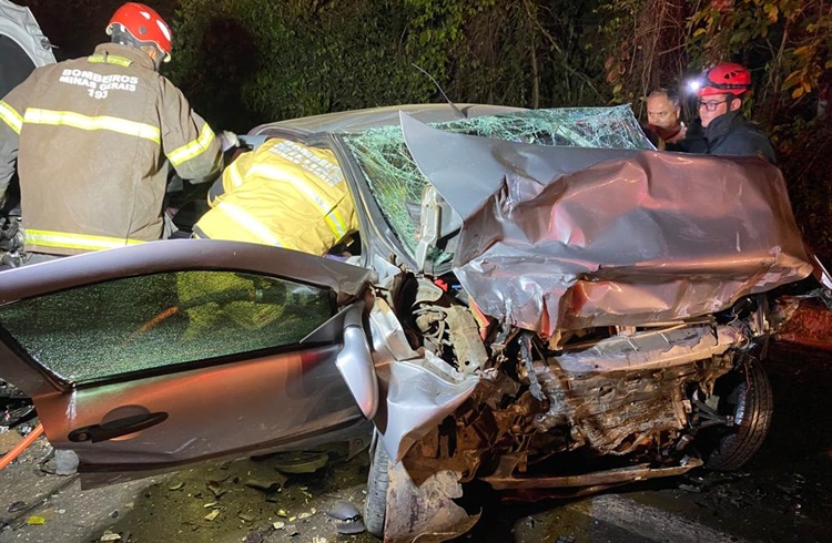 Colisão frontal entre veículos deixa um morto e dois feridos na BR-356, próximo ao trevo de Patrocínio do Muriaé