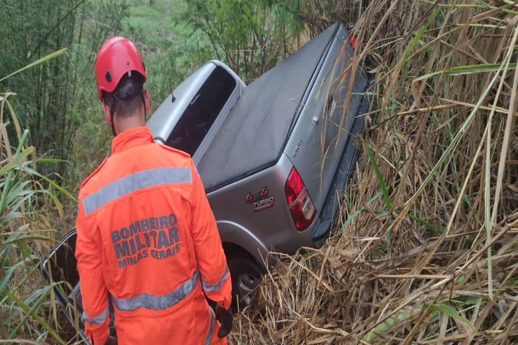 Caminhonete saí da pista após colisão na BR 356 próximo a ponte do Glória